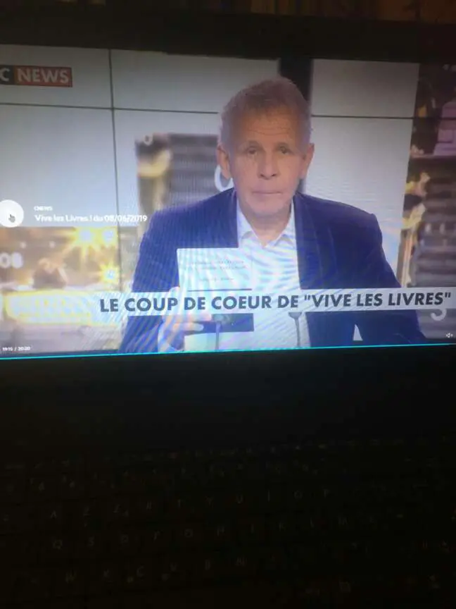 Des larmes dans les yeux et un monstre par la main – Image 3